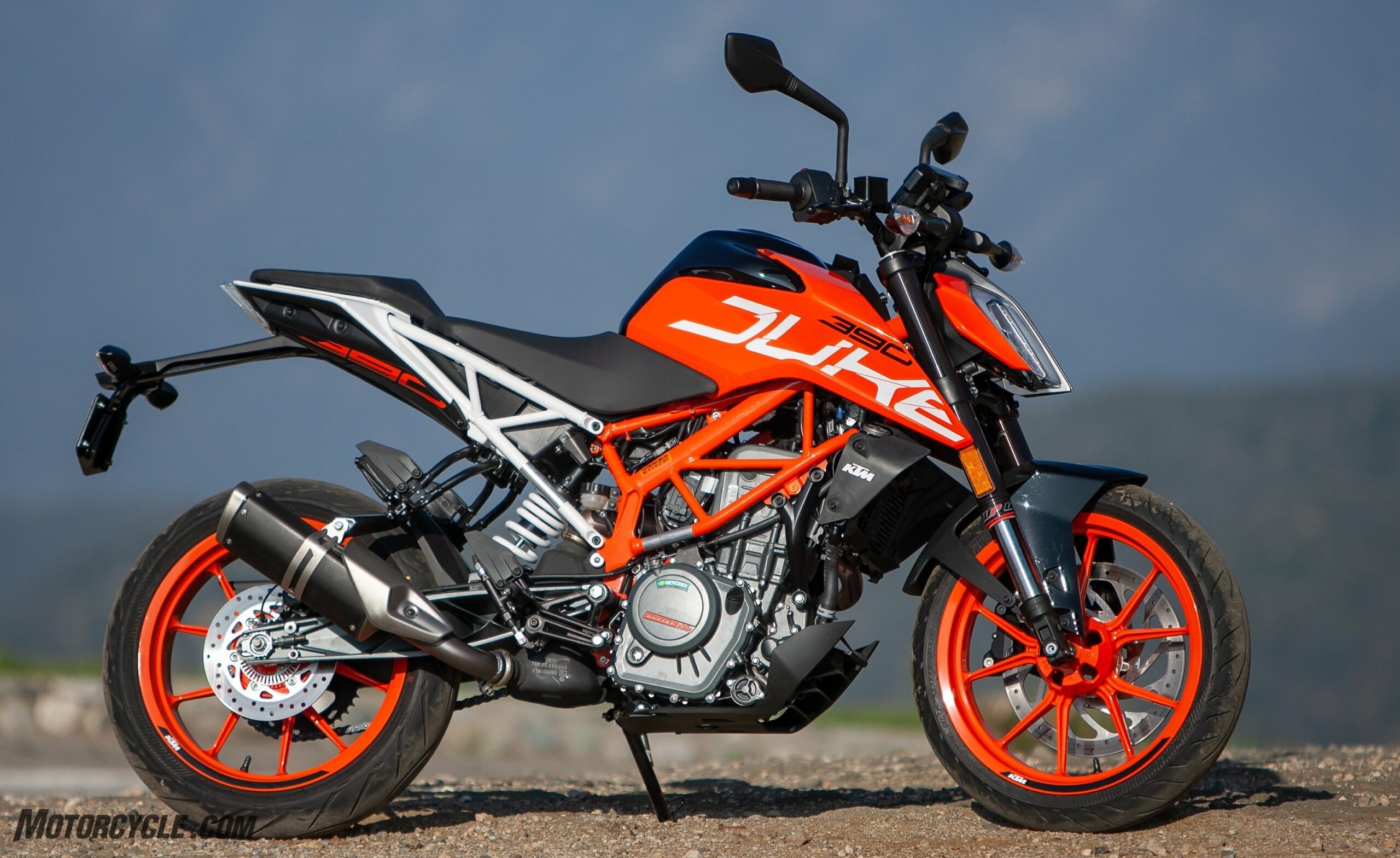 KTM lança Naked 390 DUKE a moto que exibe agilidade e potência